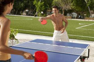 Couple at Island resort spa playing ping pong - Caroline von Tuempling/Iconica/Getty Images