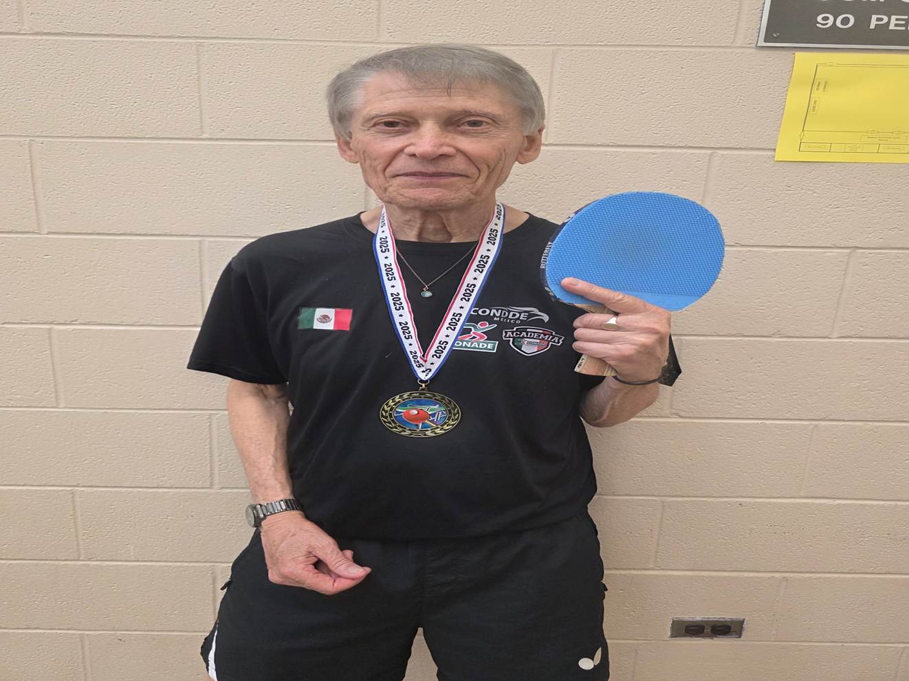 An old person holding a blue paddle

AI-generated content may be incorrect.