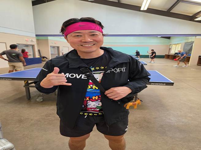 A person wearing a pink headband and holding his hand up

AI-generated content may be incorrect.